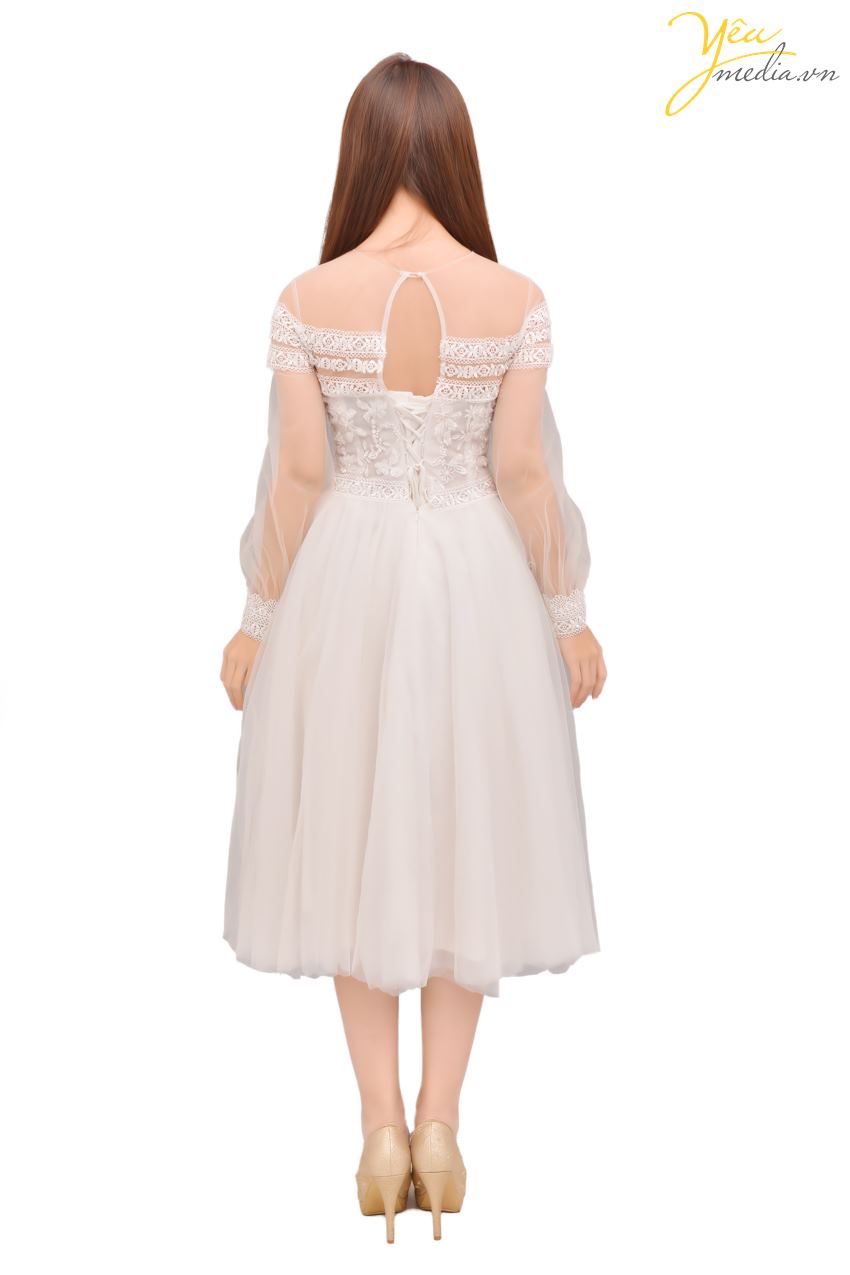 Đầm tiệc Princess được nhiều cô dâu thích phong cách nhẹ nhàng tự nhiên lựa chọn trong ngày chụp ảnh pre-wedding, cũng như được nhiều bạn nữ từ 16-25 tuổi chọn lựa để mặc khi chụp photoshoot trắng mộng mơ. Sự sang trọng của bộ váy đã nói lên tất cả. 