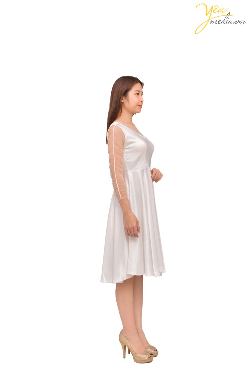 Bộ đầm tiệc Pearl với màu sắc lụa bóng trắng sang trọng, phần trễ vai 1 bên không hề hở hang bởi có voan cả hai bên tay áo - là một sự lựa chọn an toàn nhưng không kém phần trang nhã cho những cô nàng dự tiệc. 
