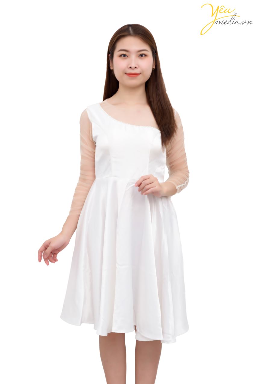 Bộ đầm tiệc Pearl với màu sắc lụa bóng trắng sang trọng, phần trễ vai 1 bên không hề hở hang bởi có voan cả hai bên tay áo - là một sự lựa chọn an toàn nhưng không kém phần trang nhã cho những cô nàng dự tiệc. 