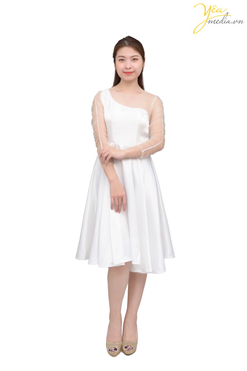 Bộ đầm tiệc Pearl với màu sắc lụa bóng trắng sang trọng, phần trễ vai 1 bên không hề hở hang bởi có voan cả hai bên tay áo - là một sự lựa chọn an toàn nhưng không kém phần trang nhã cho những cô nàng dự tiệc. 