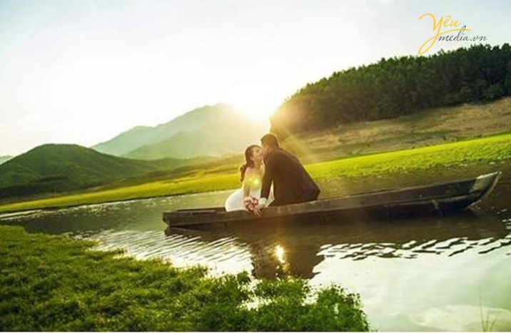 Hồ Hòa Trung địa điểm chụp ảnh cưới thu hút nhiều cặp đôi