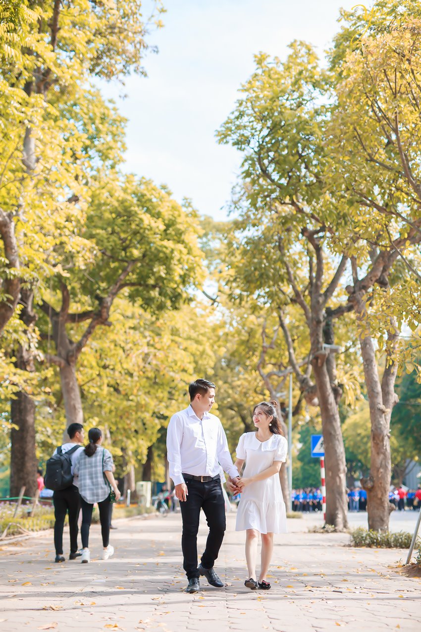 Trong bộ ảnh cưới này cặp đôi còn lựa chọn 1 địa điểm nội thành - hồ Gươm