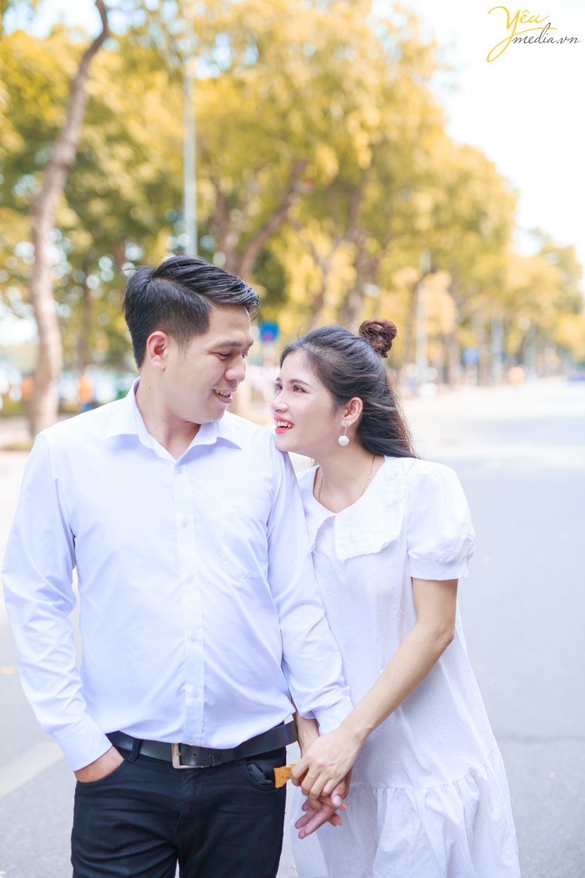 Trong bộ ảnh cưới này cặp đôi còn lựa chọn 1 địa điểm nội thành - hồ Gươm