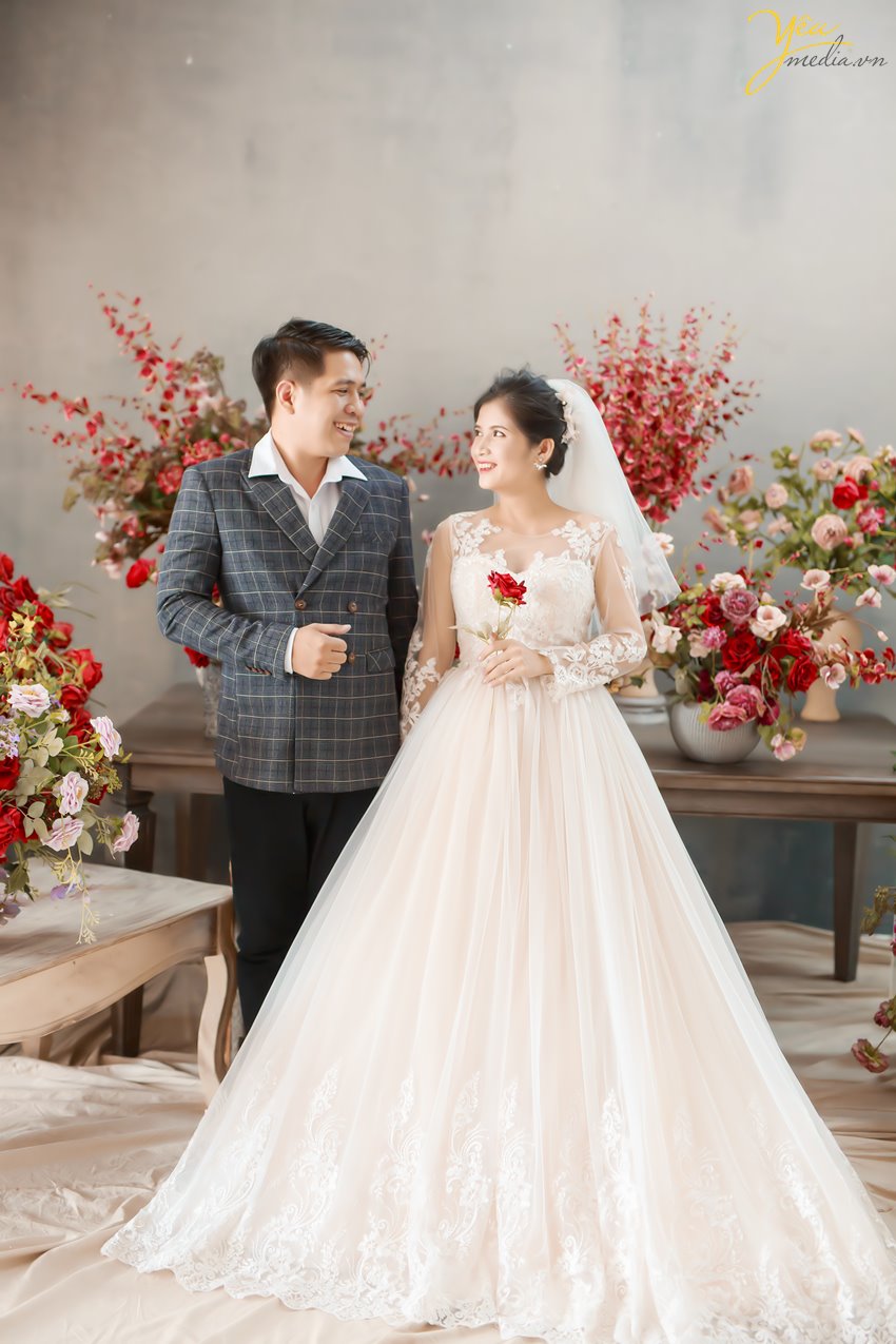 Nếu bạn muốn lưu lại những bức ảnh cưới đẹp mang phong cách của vẻ đẹp Địa Trung Hải thì phim trường Santorini Park sẽ là địa điểm phim trường Hà Nội mà bạn nên đến. Bối cảnh tại phim trường đa dạng và độc đáo từ bối cảnh ngoài trời cho đến trong nhà, trong phòng.