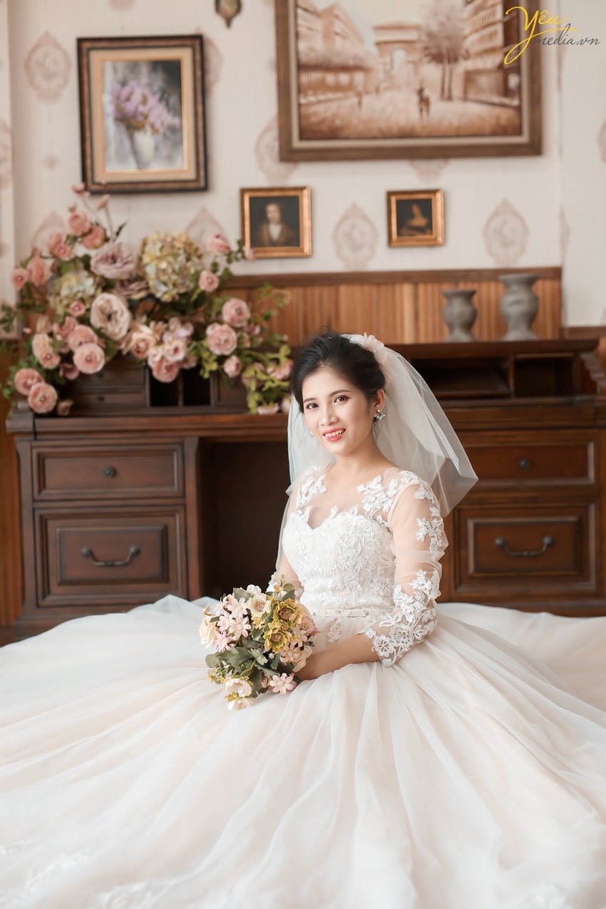Nếu bạn muốn lưu lại những bức ảnh cưới đẹp mang phong cách của vẻ đẹp Địa Trung Hải thì phim trường Santorini Park sẽ là địa điểm phim trường Hà Nội mà bạn nên đến. Bối cảnh tại phim trường đa dạng và độc đáo từ bối cảnh ngoài trời cho đến trong nhà, trong phòng.