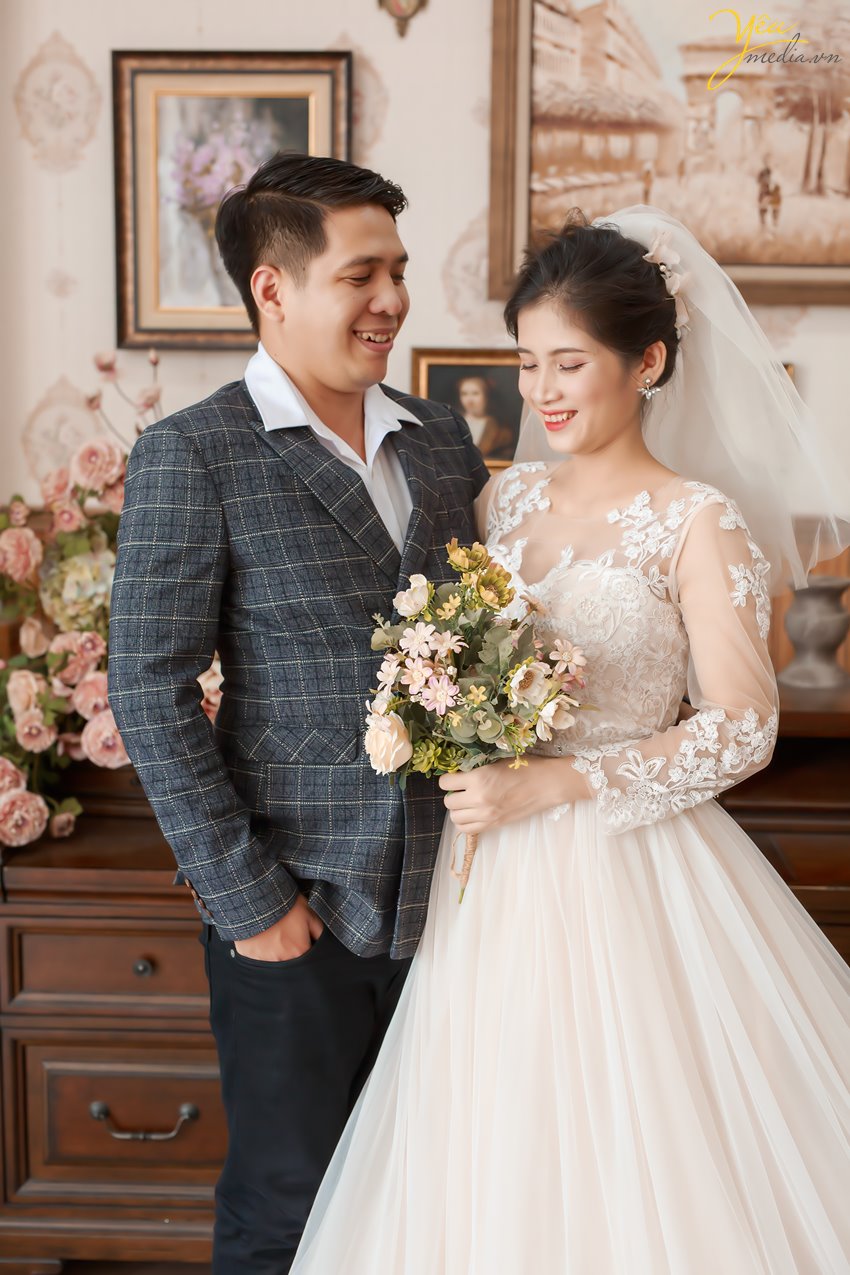 Nếu bạn muốn lưu lại những bức ảnh cưới đẹp mang phong cách của vẻ đẹp Địa Trung Hải thì phim trường Santorini Park sẽ là địa điểm phim trường Hà Nội mà bạn nên đến. Bối cảnh tại phim trường đa dạng và độc đáo từ bối cảnh ngoài trời cho đến trong nhà, trong phòng.