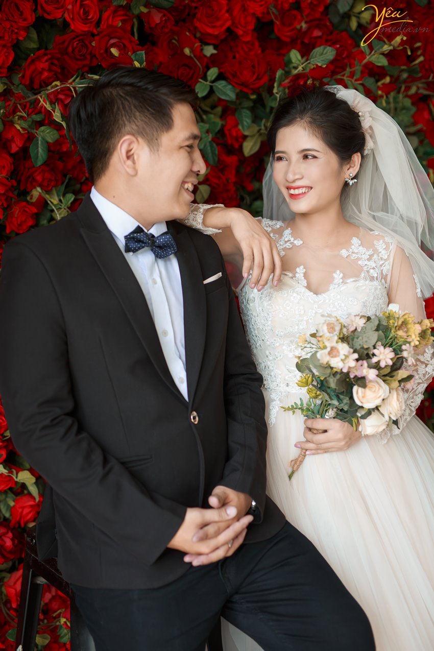 Nếu bạn muốn lưu lại những bức ảnh cưới đẹp mang phong cách của vẻ đẹp Địa Trung Hải thì phim trường Santorini Park sẽ là địa điểm phim trường Hà Nội mà bạn nên đến. Bối cảnh tại phim trường đa dạng và độc đáo từ bối cảnh ngoài trời cho đến trong nhà, trong phòng.