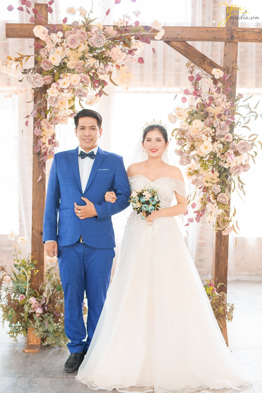 Nếu bạn muốn lưu lại những bức ảnh cưới đẹp mang phong cách của vẻ đẹp Địa Trung Hải thì phim trường Santorini Park sẽ là địa điểm phim trường Hà Nội mà bạn nên đến. Bối cảnh tại phim trường đa dạng và độc đáo từ bối cảnh ngoài trời cho đến trong nhà, trong phòng.