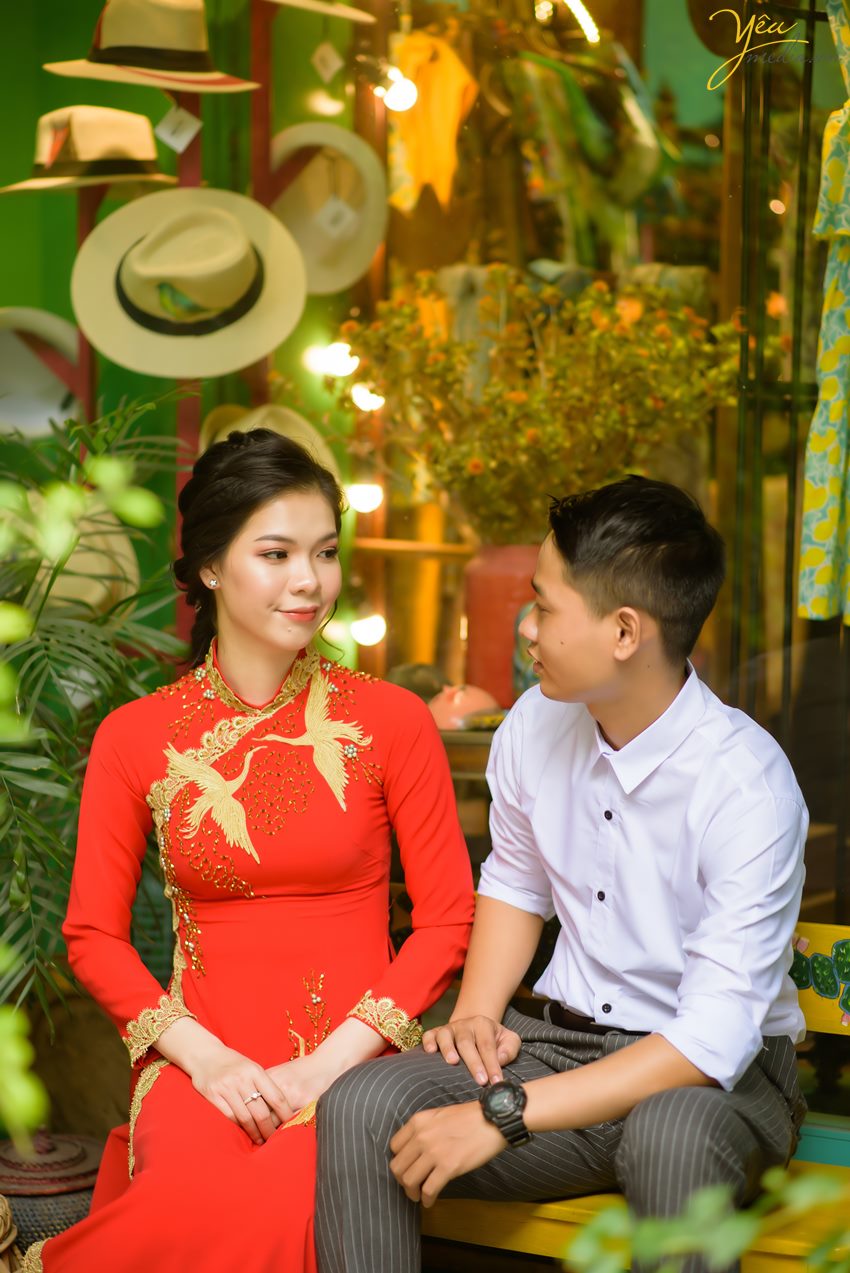 Bộ ảnh trong bài được thực hiện bởi Yêu media cho cặp đôi chú rể Chỉnh - cô dâu Trang, ngoài địa điểm Nhà thờ lớn Hà Nội còn xuất hiện Hồ Gươm, nhà hát lớn, các con phố nhỏ, ngõ nhỏ,... xung quanh khu vực quận Hoàn Kiếm - Hà Nội. 
