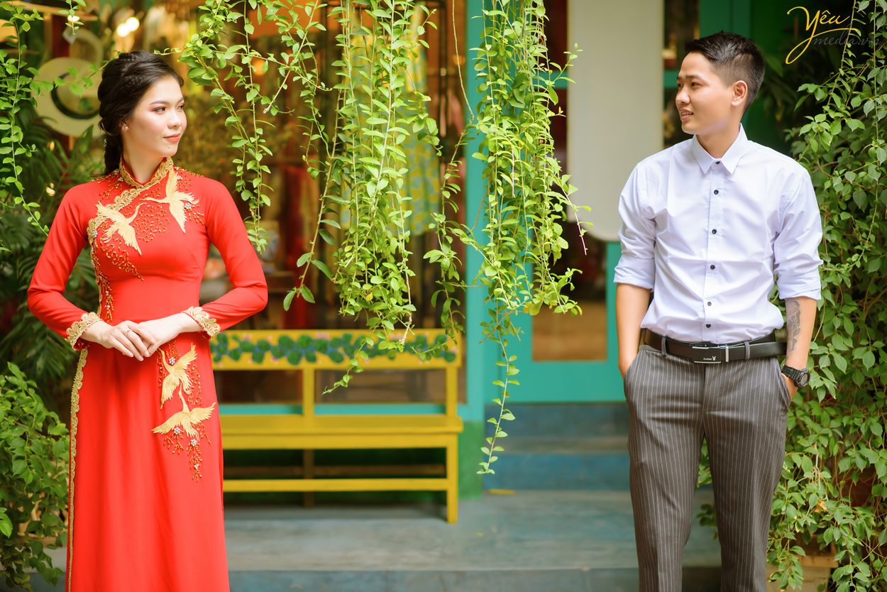 Bộ ảnh trong bài được thực hiện bởi Yêu media cho cặp đôi chú rể Chỉnh - cô dâu Trang, ngoài địa điểm Nhà thờ lớn Hà Nội còn xuất hiện Hồ Gươm, nhà hát lớn, các con phố nhỏ, ngõ nhỏ,... xung quanh khu vực quận Hoàn Kiếm - Hà Nội. 