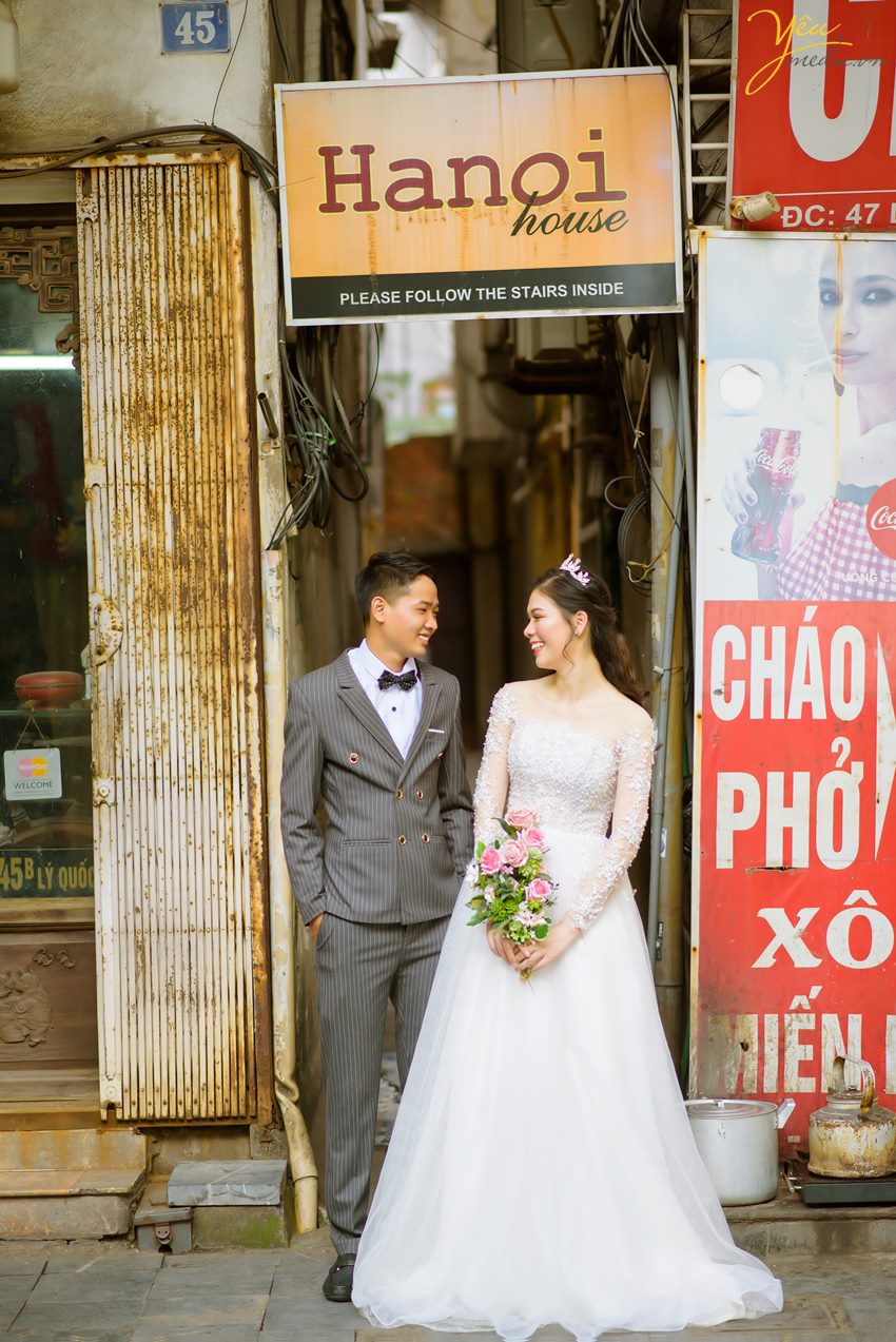 Bộ ảnh trong bài được thực hiện bởi Yêu media cho cặp đôi chú rể Chỉnh - cô dâu Trang, ngoài địa điểm Nhà thờ lớn Hà Nội còn xuất hiện Hồ Gươm, nhà hát lớn, các con phố nhỏ, ngõ nhỏ,... xung quanh khu vực quận Hoàn Kiếm - Hà Nội. 