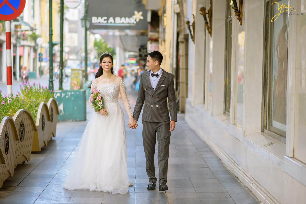 Bộ ảnh trong bài được thực hiện bởi Yêu media cho cặp đôi chú rể Chỉnh - cô dâu Trang, ngoài địa điểm Nhà thờ lớn Hà Nội còn xuất hiện Hồ Gươm, nhà hát lớn, các con phố nhỏ, ngõ nhỏ,... xung quanh khu vực quận Hoàn Kiếm - Hà Nội. 