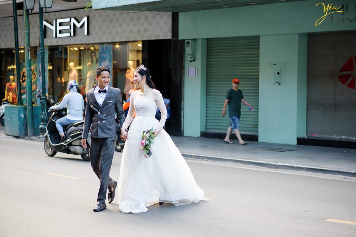Bộ ảnh trong bài được thực hiện bởi Yêu media cho cặp đôi chú rể Chỉnh - cô dâu Trang, ngoài địa điểm Nhà thờ lớn Hà Nội còn xuất hiện Hồ Gươm, nhà hát lớn, các con phố nhỏ, ngõ nhỏ,... xung quanh khu vực quận Hoàn Kiếm - Hà Nội. 