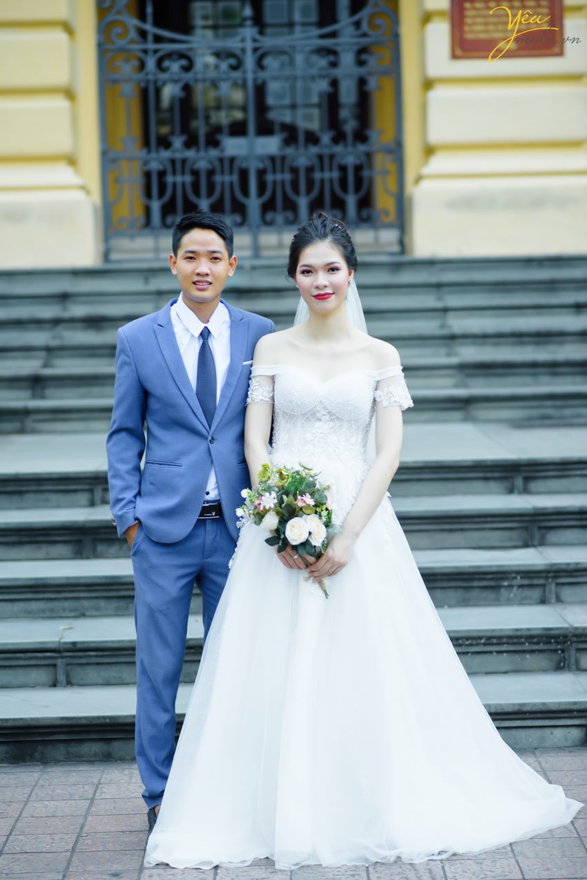 Bộ ảnh trong bài được thực hiện bởi Yêu media cho cặp đôi chú rể Chỉnh - cô dâu Trang, ngoài địa điểm Nhà thờ lớn Hà Nội còn xuất hiện Hồ Gươm, nhà hát lớn, các con phố nhỏ, ngõ nhỏ,... xung quanh khu vực quận Hoàn Kiếm - Hà Nội. 