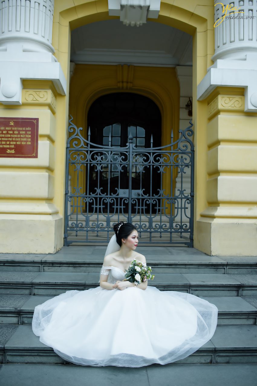Bộ ảnh trong bài được thực hiện bởi Yêu media cho cặp đôi chú rể Chỉnh - cô dâu Trang, ngoài địa điểm Nhà thờ lớn Hà Nội còn xuất hiện Hồ Gươm, nhà hát lớn, các con phố nhỏ, ngõ nhỏ,... xung quanh khu vực quận Hoàn Kiếm - Hà Nội. 