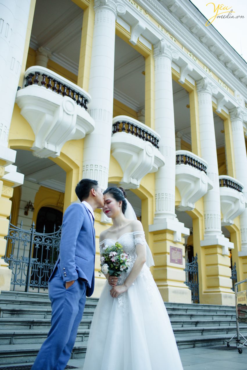 Bộ ảnh trong bài được thực hiện bởi Yêu media cho cặp đôi chú rể Chỉnh - cô dâu Trang, ngoài địa điểm Nhà thờ lớn Hà Nội còn xuất hiện Hồ Gươm, nhà hát lớn, các con phố nhỏ, ngõ nhỏ,... xung quanh khu vực quận Hoàn Kiếm - Hà Nội. 