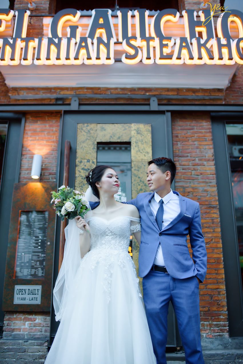 Bộ ảnh trong bài được thực hiện bởi Yêu media cho cặp đôi chú rể Chỉnh - cô dâu Trang, ngoài địa điểm Nhà thờ lớn Hà Nội còn xuất hiện Hồ Gươm, nhà hát lớn, các con phố nhỏ, ngõ nhỏ,... xung quanh khu vực quận Hoàn Kiếm - Hà Nội. 
