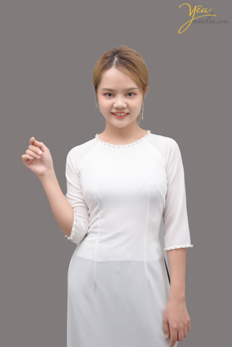 Là tà áo dài trắng mong manh đẹp thanh khiết, áo dài 62 là mã được nhiều bạn học sinh và sinh viên thuê tại Yêu Media. Với thủ tục thuê đơn giản, chi phí thuê rẻ, Yêu media luôn khẳng định được vị thế của mình trong dịch vụ cho thuê áo dài tại Hà Nội. 