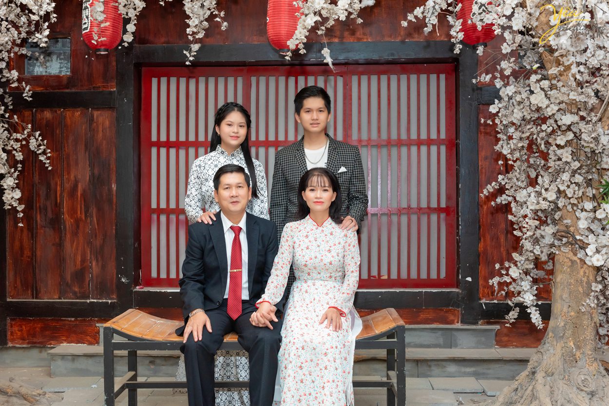 Bộ ảnh ý nghĩa cùng gia đình chụp tại phim trường Rosa Hà Nội chụp bởi ekip yêu media chuyên nghiệp giá rẻ