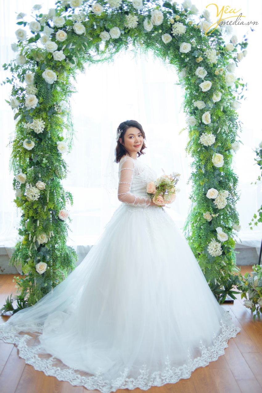 Chụp ảnh ngoại cảnh hay chụp ảnh trong phim trường thường là câu hỏi được nhiều cặp đôi quan tâm khi quyết định chụp ảnh cưới. Nếu có điều kiện chụp cả trong nhà lẫn ngoài trời thì quả là một sự lựa chọn hoàn hảo, song nếu chi phí có hạn, các cô dâu chú rể nên cân nhắc đến ưu điểm và nhược điểm của từng vị trí chụp để có một bộ ảnh cưới hợp lý và hoàn hảo nhất. 