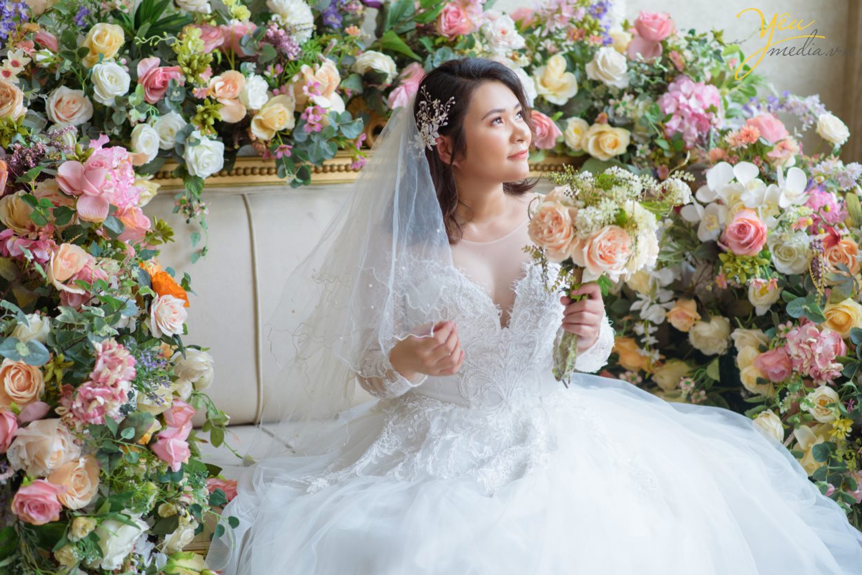 Chụp ảnh ngoại cảnh hay chụp ảnh trong phim trường thường là câu hỏi được nhiều cặp đôi quan tâm khi quyết định chụp ảnh cưới. Nếu có điều kiện chụp cả trong nhà lẫn ngoài trời thì quả là một sự lựa chọn hoàn hảo, song nếu chi phí có hạn, các cô dâu chú rể nên cân nhắc đến ưu điểm và nhược điểm của từng vị trí chụp để có một bộ ảnh cưới hợp lý và hoàn hảo nhất. 