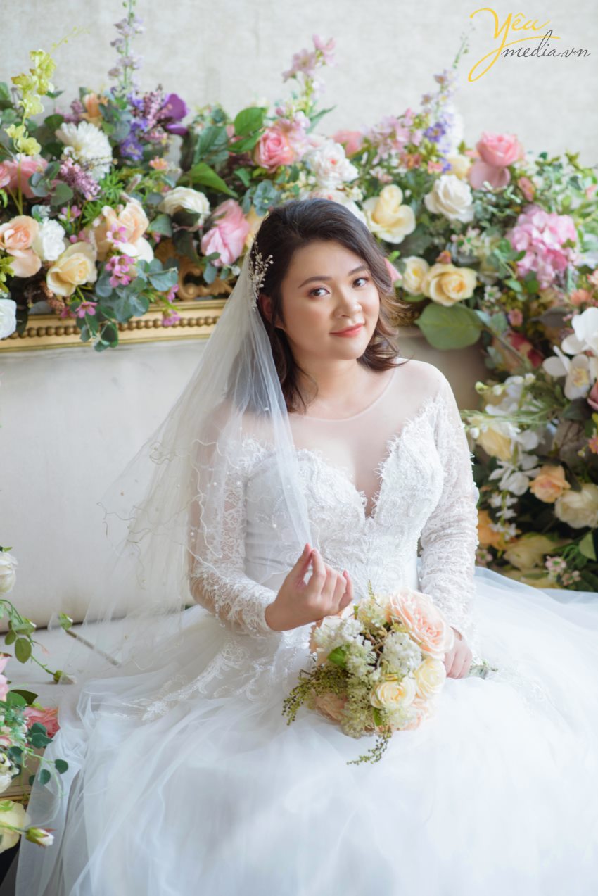 Chụp ảnh ngoại cảnh hay chụp ảnh trong phim trường thường là câu hỏi được nhiều cặp đôi quan tâm khi quyết định chụp ảnh cưới. Nếu có điều kiện chụp cả trong nhà lẫn ngoài trời thì quả là một sự lựa chọn hoàn hảo, song nếu chi phí có hạn, các cô dâu chú rể nên cân nhắc đến ưu điểm và nhược điểm của từng vị trí chụp để có một bộ ảnh cưới hợp lý và hoàn hảo nhất. 