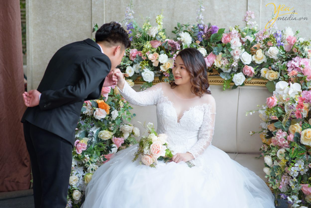 Chụp ảnh ngoại cảnh hay chụp ảnh trong phim trường thường là câu hỏi được nhiều cặp đôi quan tâm khi quyết định chụp ảnh cưới. Nếu có điều kiện chụp cả trong nhà lẫn ngoài trời thì quả là một sự lựa chọn hoàn hảo, song nếu chi phí có hạn, các cô dâu chú rể nên cân nhắc đến ưu điểm và nhược điểm của từng vị trí chụp để có một bộ ảnh cưới hợp lý và hoàn hảo nhất. 