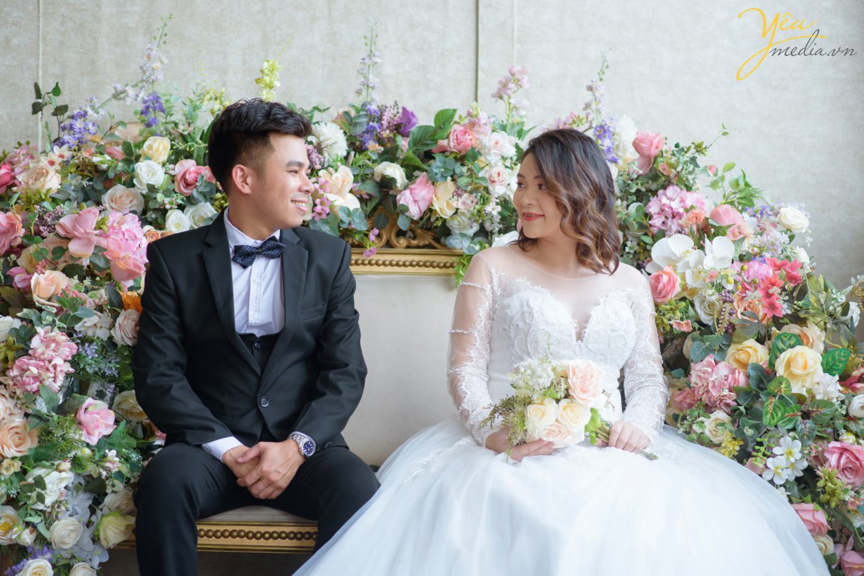 Chụp ảnh ngoại cảnh hay chụp ảnh trong phim trường thường là câu hỏi được nhiều cặp đôi quan tâm khi quyết định chụp ảnh cưới. Nếu có điều kiện chụp cả trong nhà lẫn ngoài trời thì quả là một sự lựa chọn hoàn hảo, song nếu chi phí có hạn, các cô dâu chú rể nên cân nhắc đến ưu điểm và nhược điểm của từng vị trí chụp để có một bộ ảnh cưới hợp lý và hoàn hảo nhất. 