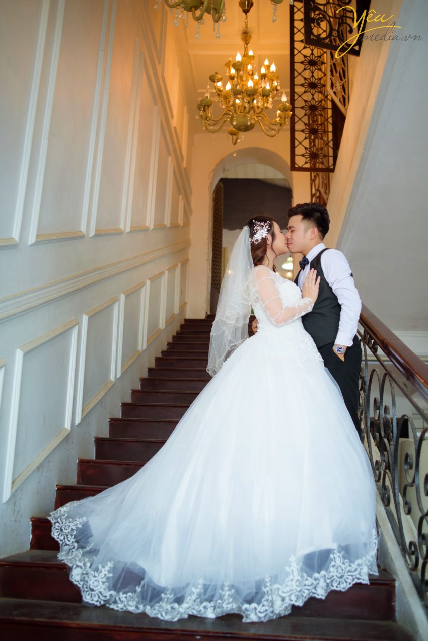 Chụp ảnh ngoại cảnh hay chụp ảnh trong phim trường thường là câu hỏi được nhiều cặp đôi quan tâm khi quyết định chụp ảnh cưới. Nếu có điều kiện chụp cả trong nhà lẫn ngoài trời thì quả là một sự lựa chọn hoàn hảo, song nếu chi phí có hạn, các cô dâu chú rể nên cân nhắc đến ưu điểm và nhược điểm của từng vị trí chụp để có một bộ ảnh cưới hợp lý và hoàn hảo nhất. 