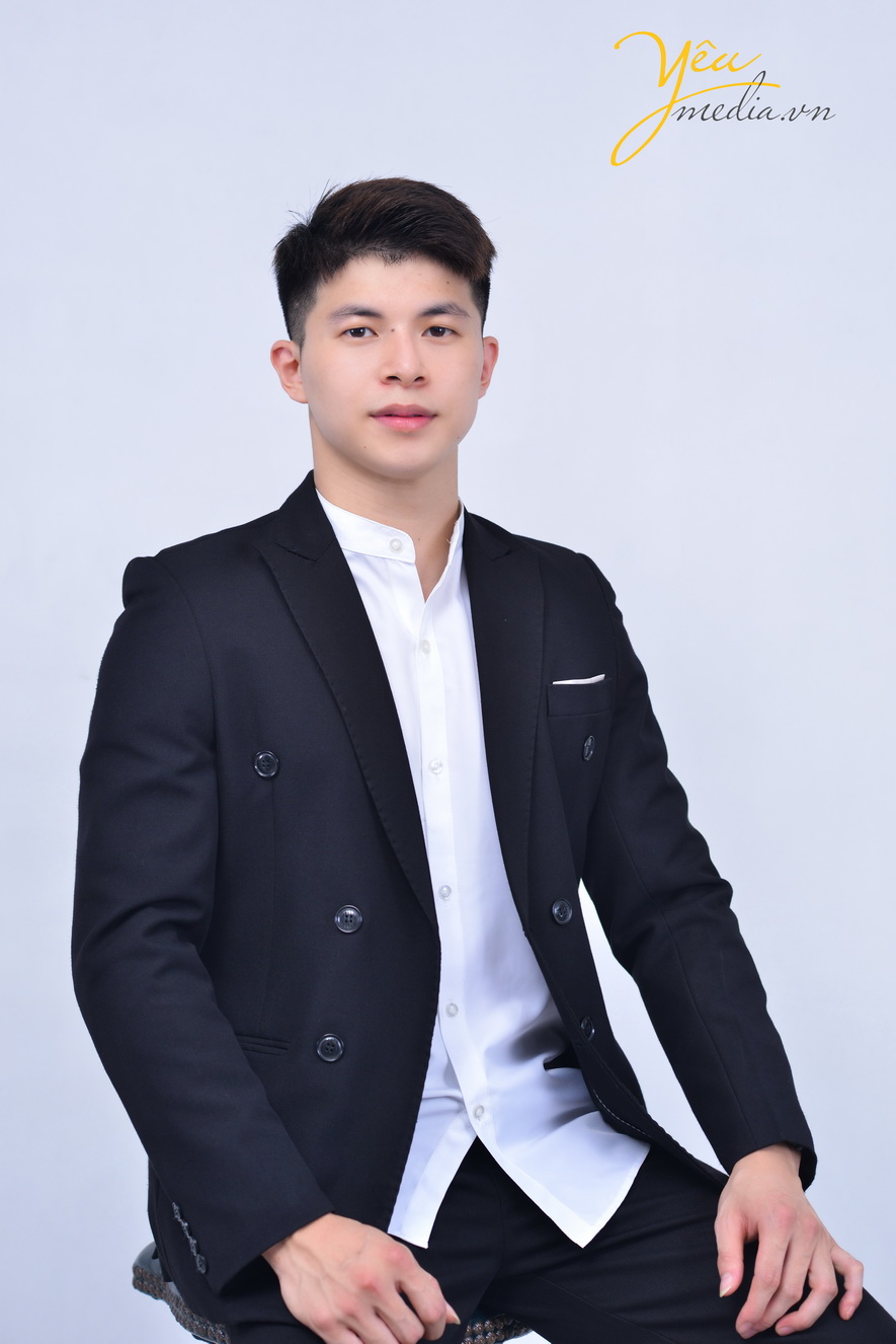 Chụp ảnh profile cá nhân trong studio tại Yêu Media 