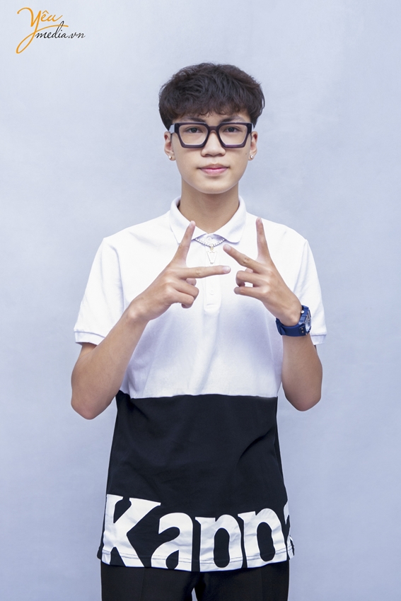 Ảnh chụp chân dung DJ Hoàng Việt trong studio