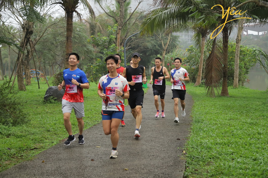 Cùng ngắm nhìn hình ảnh cuộc thi chạy marathon với chủ đề " cùng nhau bứt phá sải bước đầu xuân"