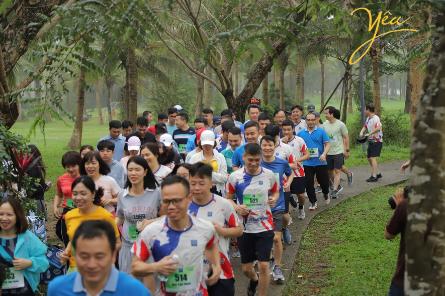 Cùng ngắm nhìn hình ảnh cuộc thi chạy marathon với chủ đề " cùng nhau bứt phá sải bước đầu xuân"