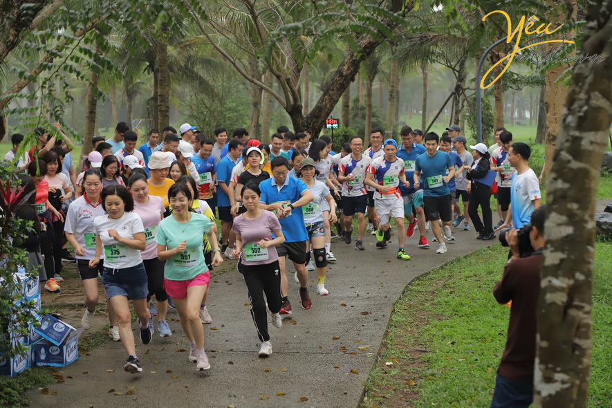 Cùng ngắm nhìn hình ảnh cuộc thi chạy marathon với chủ đề " cùng nhau bứt phá sải bước đầu xuân"