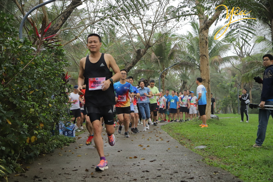 Cùng ngắm nhìn hình ảnh cuộc thi chạy marathon với chủ đề " cùng nhau bứt phá sải bước đầu xuân"