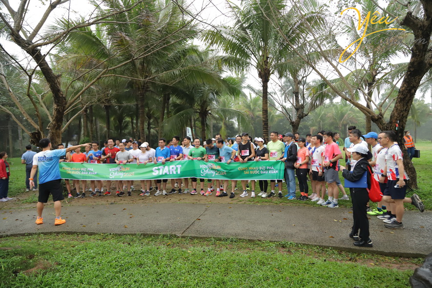 Cùng ngắm nhìn hình ảnh cuộc thi chạy marathon với chủ đề " cùng nhau bứt phá sải bước đầu xuân"