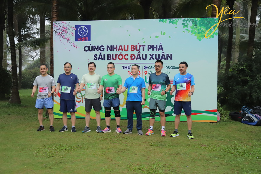 Cùng ngắm nhìn hình ảnh cuộc thi chạy marathon với chủ đề " cùng nhau bứt phá sải bước đầu xuân"