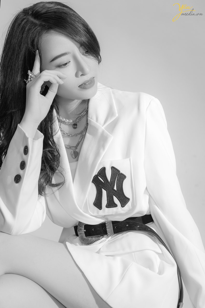 bộ ảnh sexy indoor nhưng không kém phần thời trang, sang trọng mà Yêu Media thực hiện  trong studio cho bạn gái hot girl KOL ở hà nội