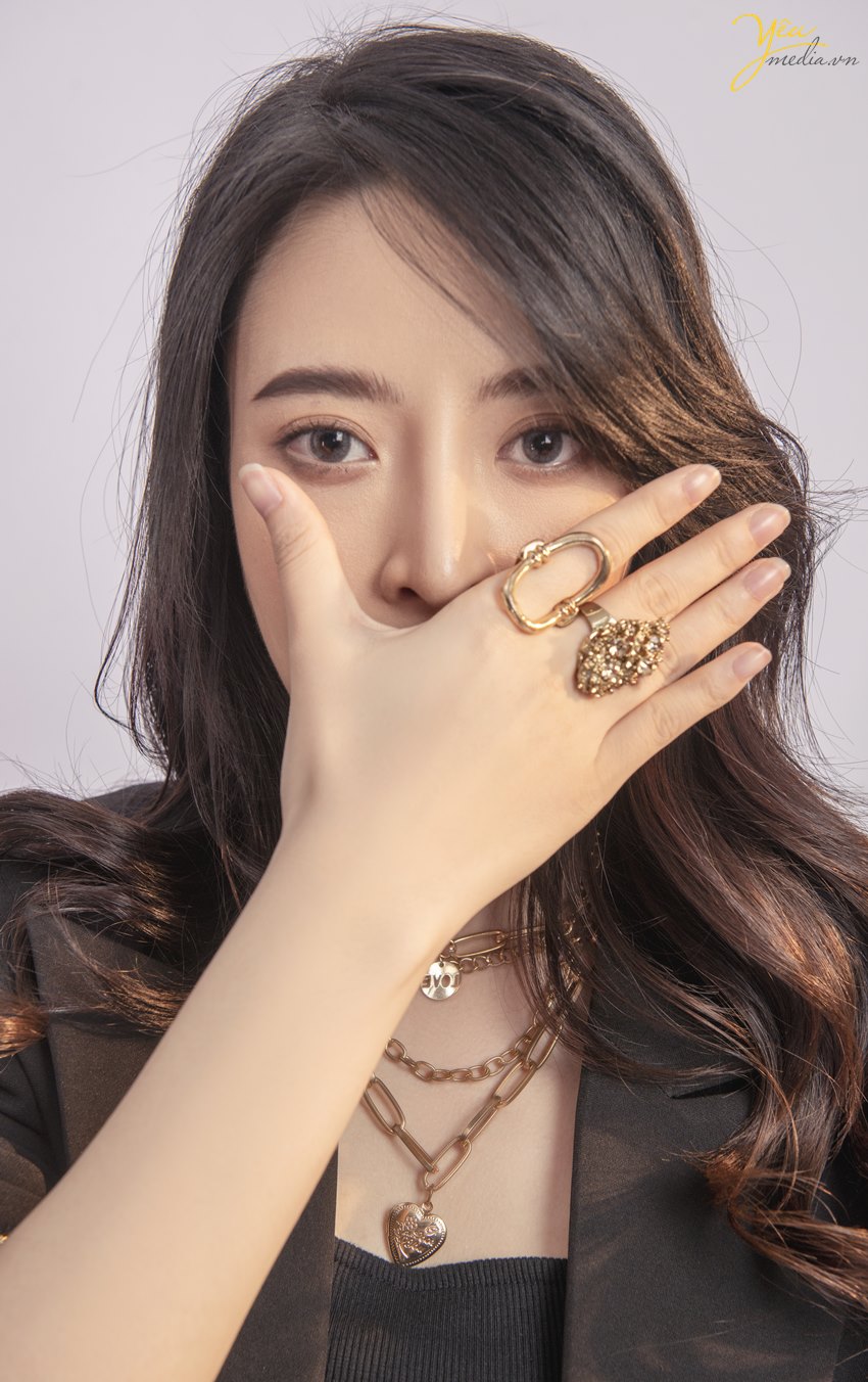 bộ ảnh sexy indoor nhưng không kém phần thời trang, sang trọng mà Yêu Media thực hiện  trong studio cho bạn gái hot girl KOL ở hà nội