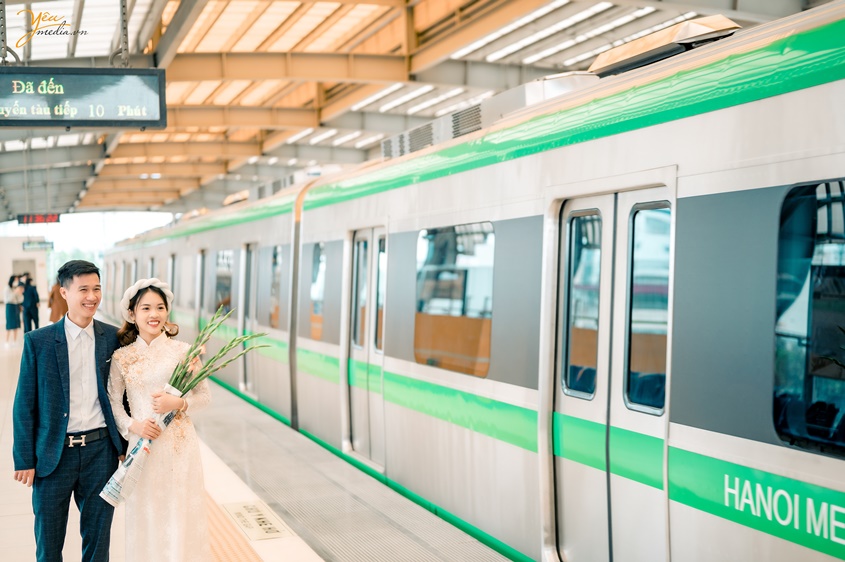 Anh Dương, chị Ngoãn chụp ảnh kỷ niệm 5 năm ngày cưới ở ga tàu điện