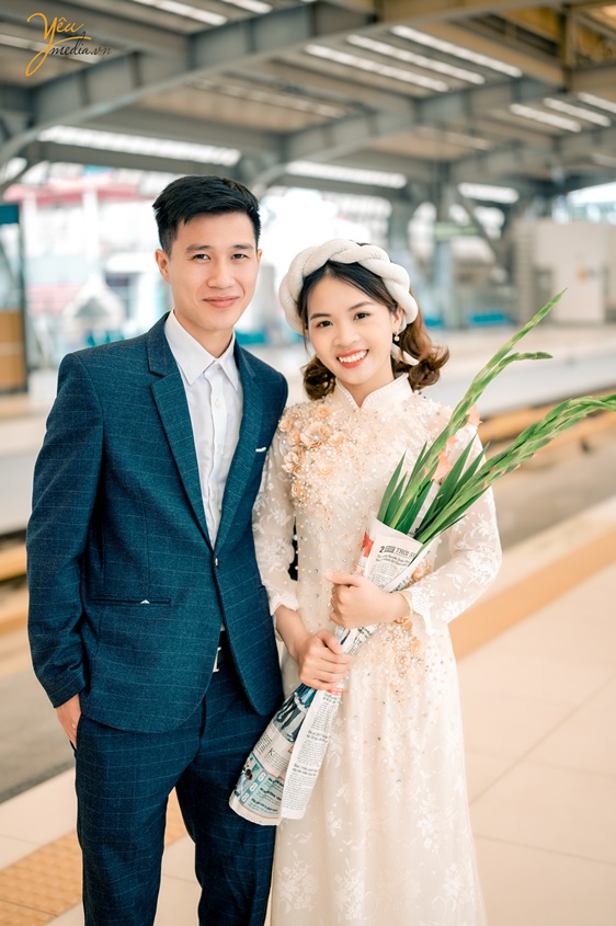 Anh Dương, chị Ngoãn chụp ảnh kỷ niệm 5 năm ngày cưới ở ga tàu điện