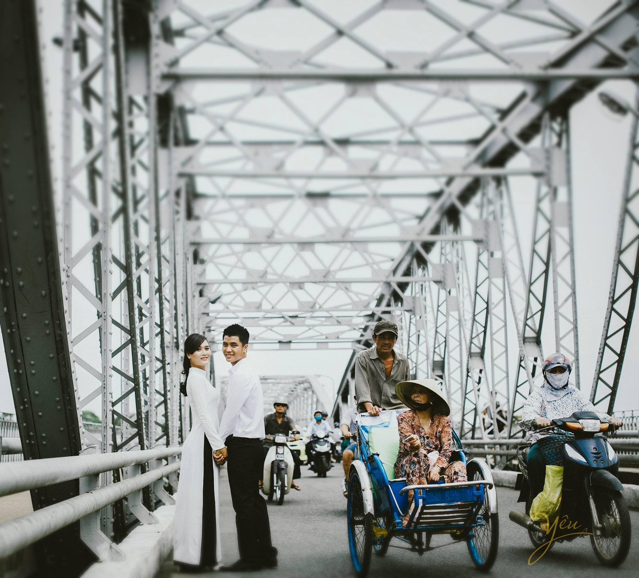 chụp ảnh cưới đẹp trên cầu Trường Tiền 