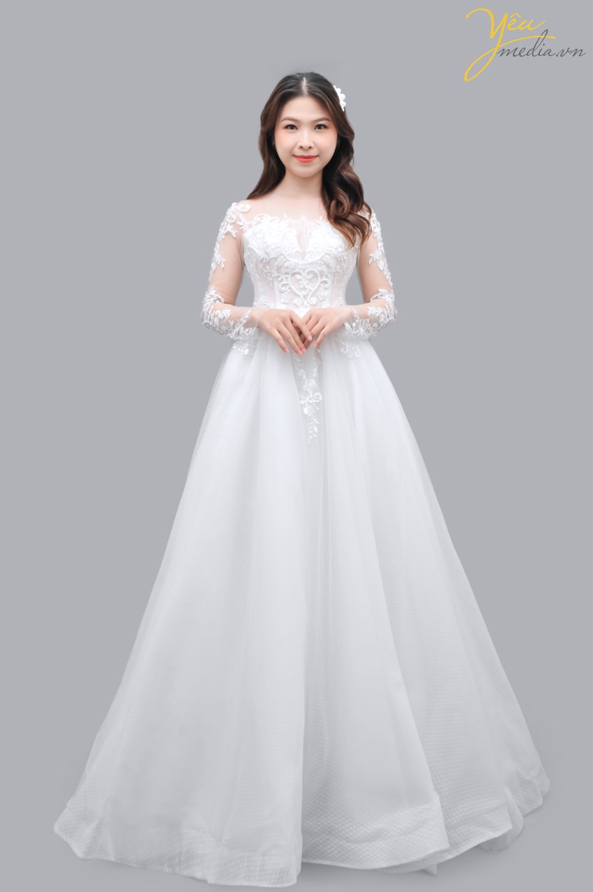 Váy cưới phong cách hoàng gia cho cô dâu Việt