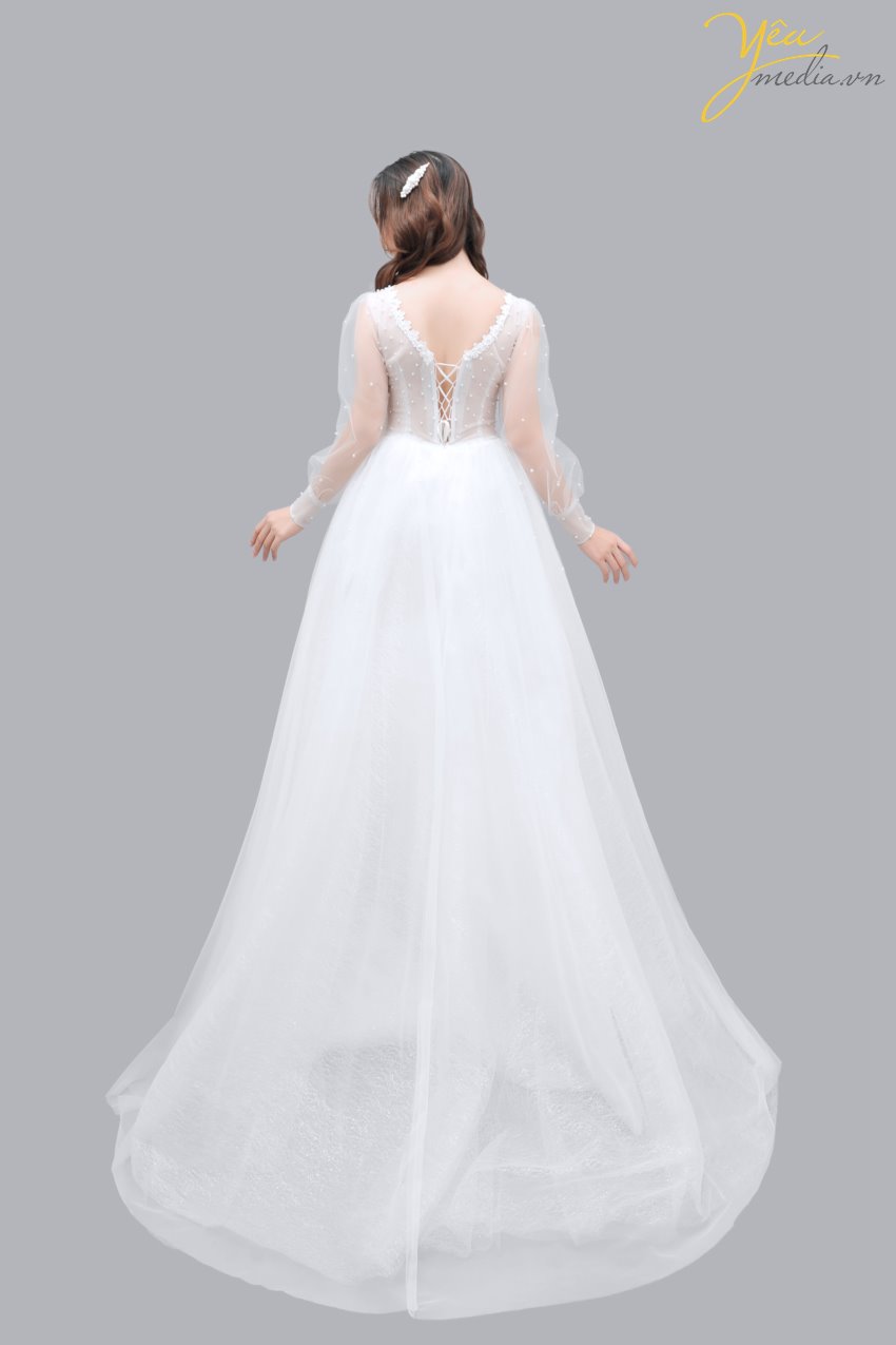 Bộ váy này có thiết kế cắt phía trên nhẹ nhàng, không quá lộ ngực, đi kèm với tay váy dài, tạo sự tự tin mỗi khi sải bước và sự sang trọng khi chụp ảnh cưới cho các cô dâu. 
