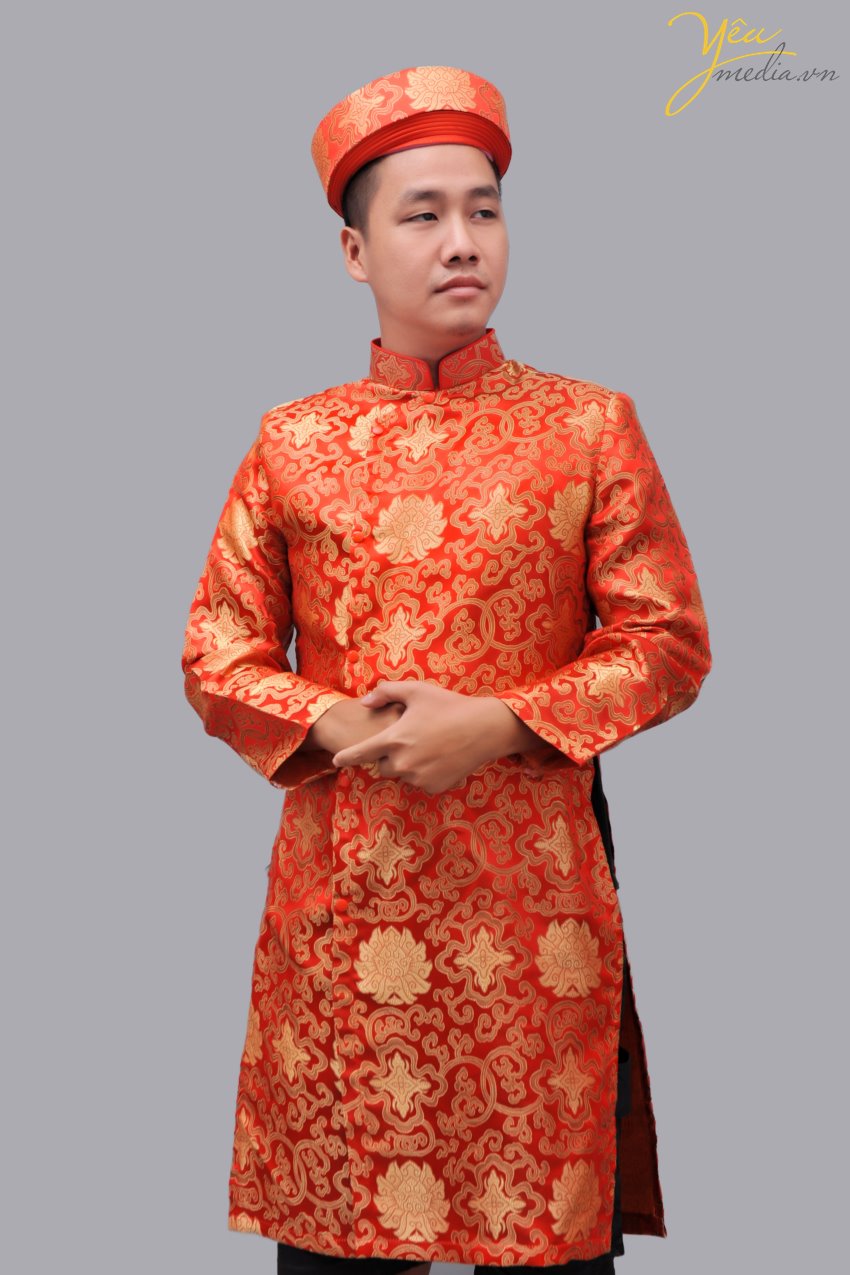 Áo dài nam 007 là mã áo dài gấm màu đỏ, phù hợp mặc trong buổi lễ ăn hỏi của phong tục Việt Nam. Màu sắc tươi tắn, hạnh phúc đã chinh phục rất nhiều cặp đôi của Yêu Media lựa chọn bộ trang phục set đỏ gấm này. 
