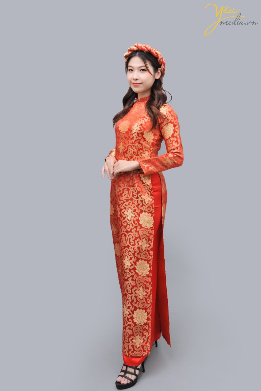 Mã áo dài nữ 57 là dạng áo dài truyền thống, chất liệu gấm sang trọng, màu sắc đỏ tươi với những hoa văn họa tiết Việt Nam, là một trong những sự lựa chọn hàng đầu của các cô dâu trong ngày ăn hỏi, hoặc trong những album chụp hình cưới truyền thống. 