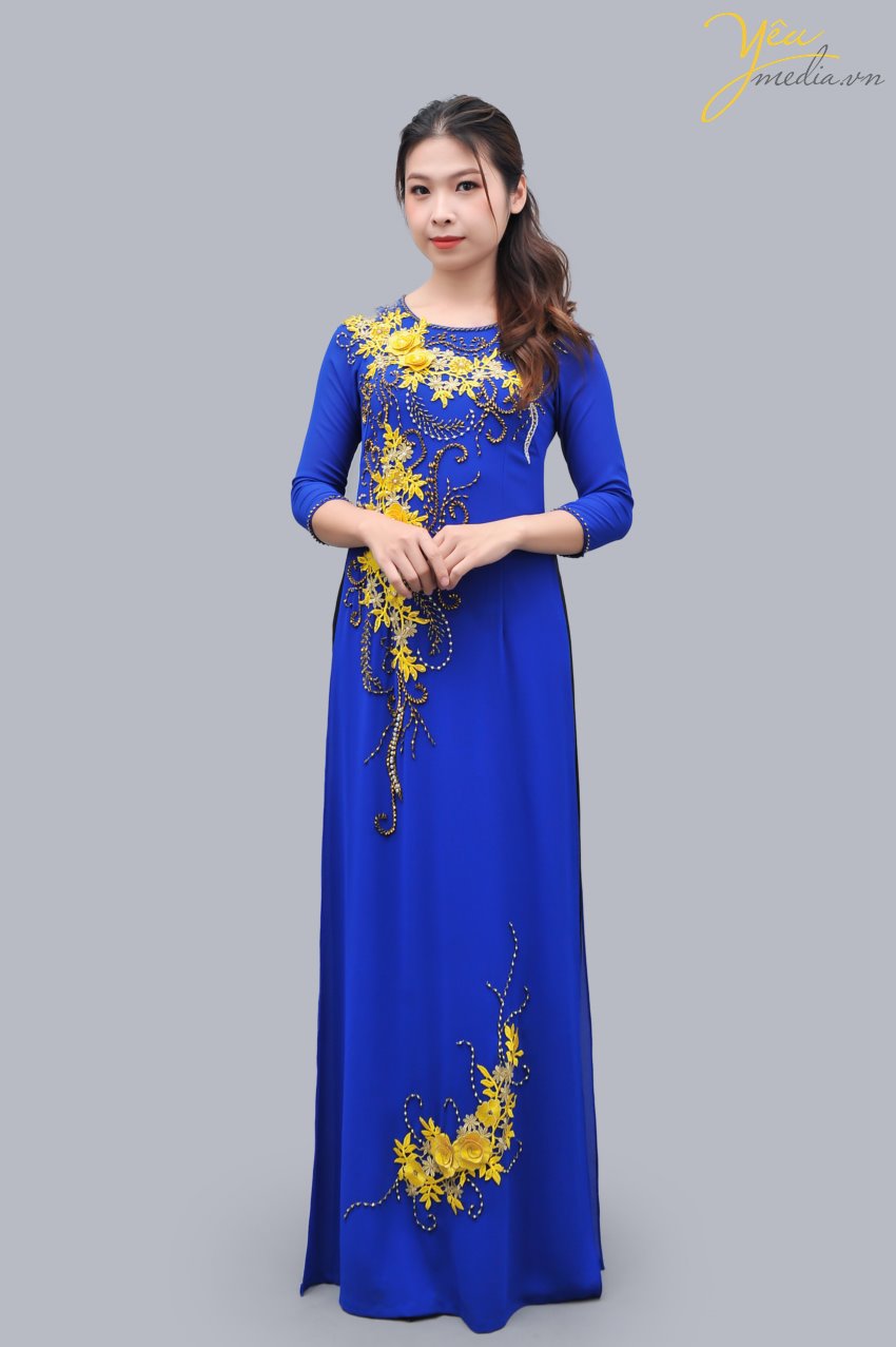 Bộ áo dài cho mẹ - các cô trung niên - áo dài màu xanh đậm - là bộ trang phục được nhiều người phụ nữ U50, U60 ưu thích khi đến với Yêu Media - với phần hoa vàng và kim tuyến vàng nổi bật sẽ tôn lên vẻ nữ tính và sang trọng cho các quý bà. 