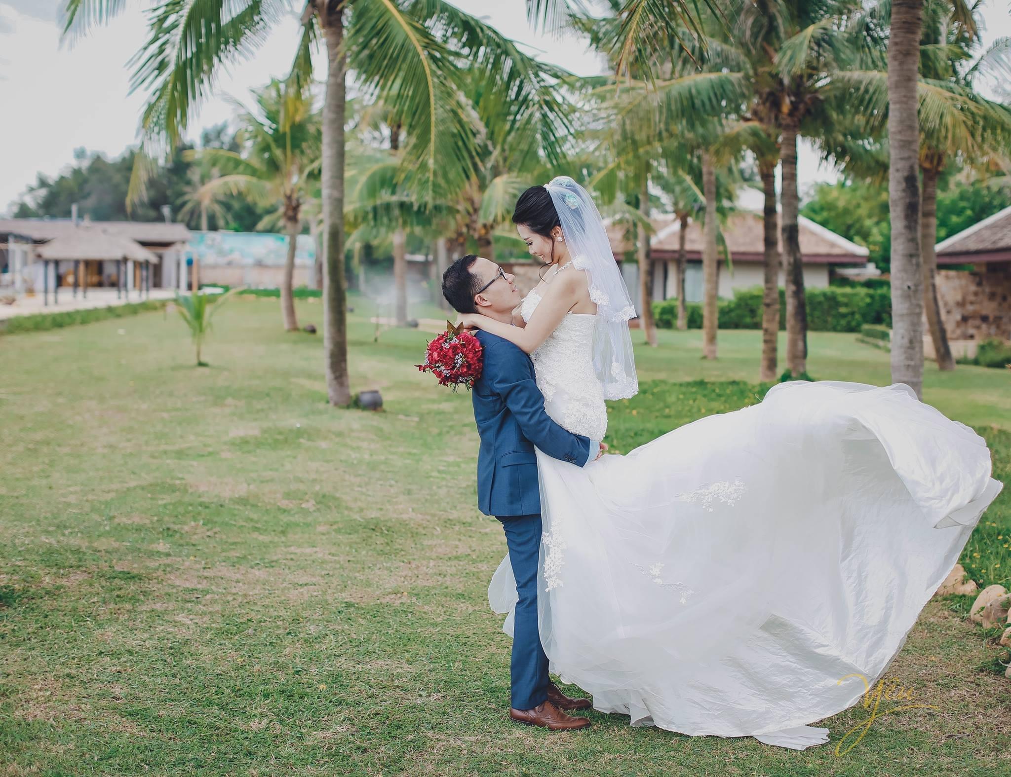 Một người bế, một người nhảy lên 