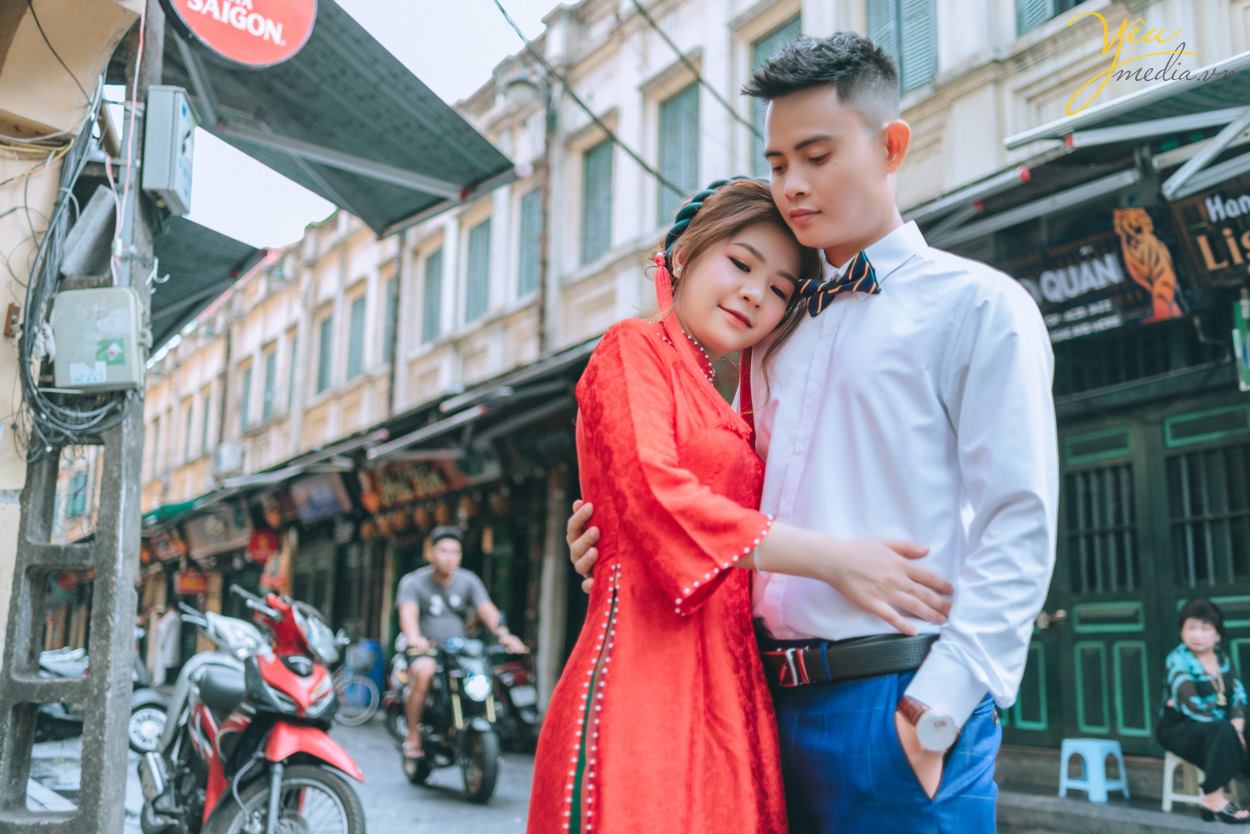 Mùa thu đẹp là thế, có nhiều địa điểm say lòng người đến thế nhưng lại khiến những cặp đôi chụp ảnh cưới băn khoăn mùa thu nên chụp ảnh cưới ở đâu đẹp. Có quá nhiều gợi ý mà Yêu Media muốn giới thiệu cho bạn biết ngay. Nhưng trong giới hạn bài viết hôm nay, chúng tôi sẽ gửi tới bạn bộ ảnh cưới mà cặp đôi khách hàng Tuấn - Sương đã lựa chọn.   Ngoài ra để tìm hiểu các địa điểm chụp ảnh cưới khác của Hà Nội cũng như toàn quốc, bạn có thể ấn vào đường link này của chúng tôi để tìm hiểu chi tiết. Nếu có bất kỳ câu hỏi nào, đừng ngần ngại nhấc máy và gọi tới số hotline của Yêu Media nhé! 