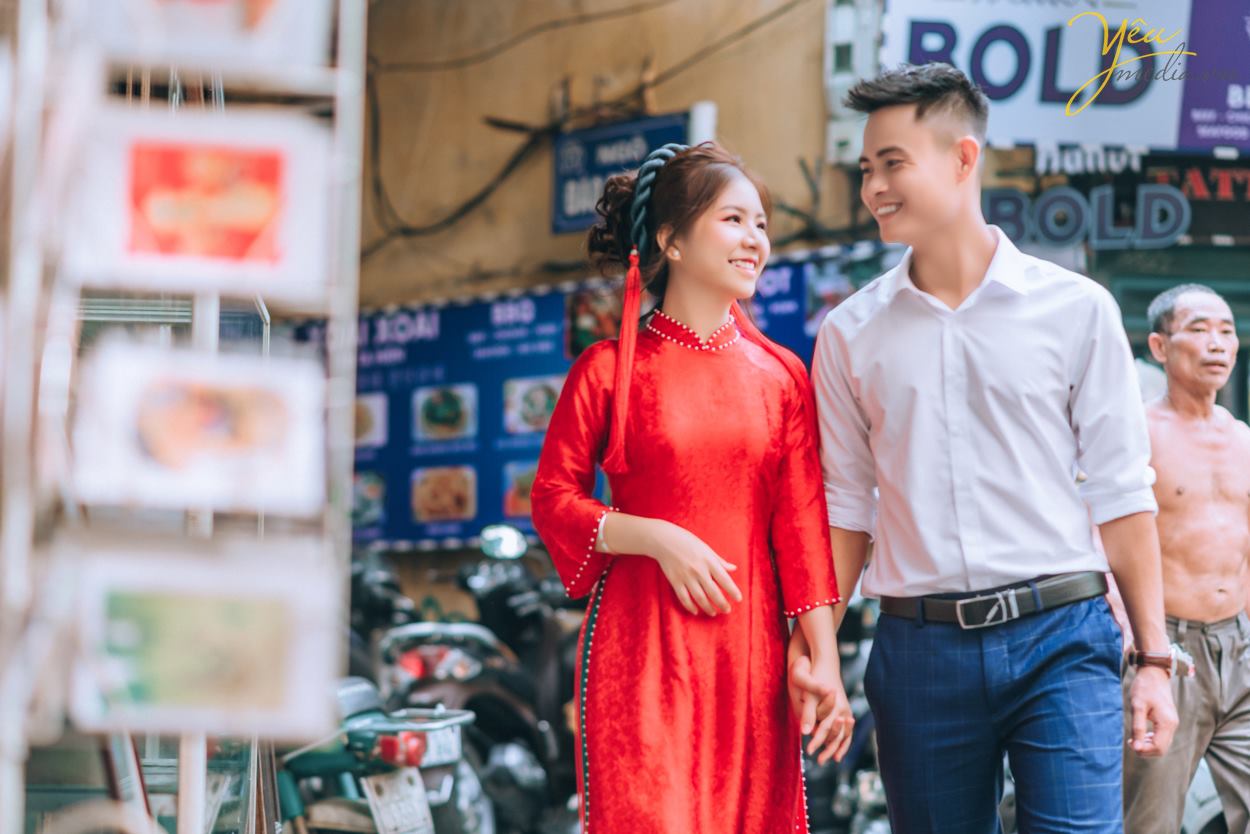 Mùa thu đẹp là thế, có nhiều địa điểm say lòng người đến thế nhưng lại khiến những cặp đôi chụp ảnh cưới băn khoăn mùa thu nên chụp ảnh cưới ở đâu đẹp. Có quá nhiều gợi ý mà Yêu Media muốn giới thiệu cho bạn biết ngay. Nhưng trong giới hạn bài viết hôm nay, chúng tôi sẽ gửi tới bạn bộ ảnh cưới mà cặp đôi khách hàng Tuấn - Sương đã lựa chọn.   Ngoài ra để tìm hiểu các địa điểm chụp ảnh cưới khác của Hà Nội cũng như toàn quốc, bạn có thể ấn vào đường link này của chúng tôi để tìm hiểu chi tiết. Nếu có bất kỳ câu hỏi nào, đừng ngần ngại nhấc máy và gọi tới số hotline của Yêu Media nhé! 